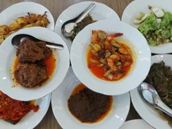 Kalau Lagi di Senayan Bisa Jajan Nasi Rames, Cakalang Pampis dan Nasi Padang