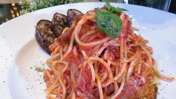 Uniknya Kolaborasi Makanan dan Gaun Gaya Eropa dalam La Storia del Banchetto