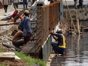 Pembangunan Turap di Kali Grogol