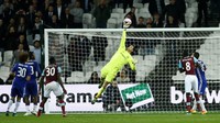 Asmir Begovic melompat untuk mengamankan gawangnya dari serangan para pemain West Ham. Eddie Keogh/Reuters/detikFoto.