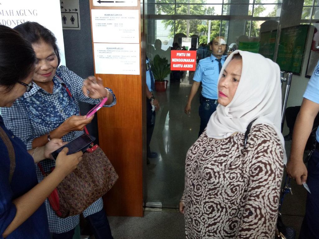 Ibu Ini Terbang dari Pekanbaru untuk Dukung Jessica: Tak Ada Bukti