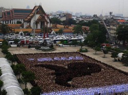 Hormati Raja Bhumibol, 3 Ribu Napi Thailand Berbaris Membentuk Angka 9