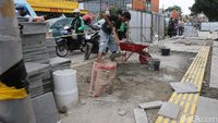 Trotoar di Depan Stasiun Tanah Abang Diperlebar