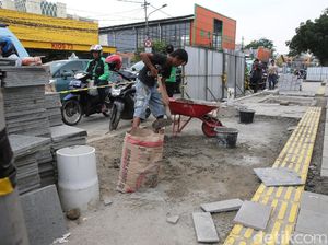 Trotoar di Depan Stasiun Tanah Abang Diperlebar Trotoar di Depan Stasiun Tanah Abang Diperlebar