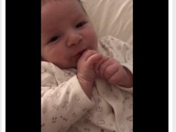 Aih Lucunya! Bayi 2 Bulan Ini Bisa Bilang Hello