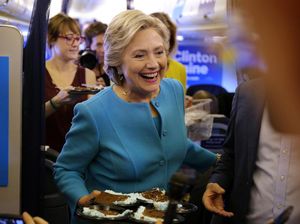 Ultah ke-69, Hillary Selamati Diri Sendiri dan Diberi Kue Gedung Putih Ultah ke-69, Hillary Selamati Diri Sendiri dan Diberi Kue Gedung Putih