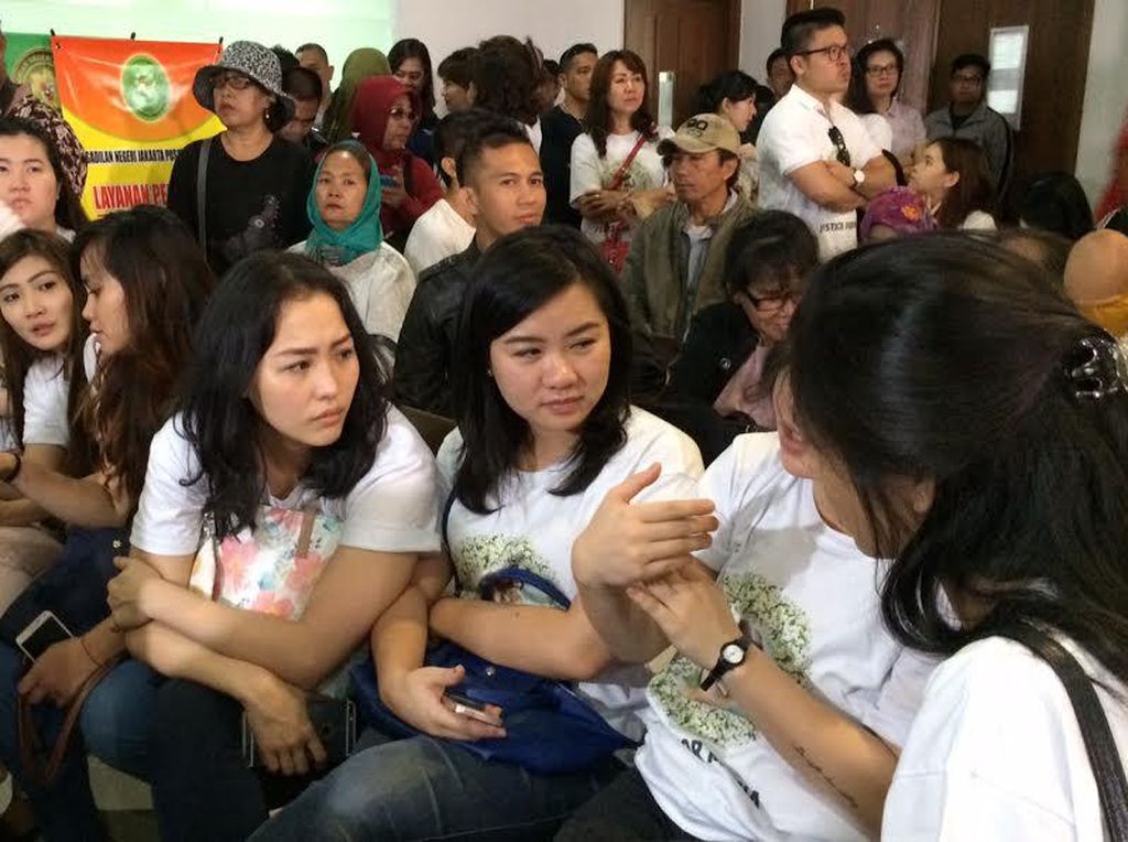 Keluarga Mirna Nobar Vonis Jessica Wongso di Ruang Tunggu Pengadilan