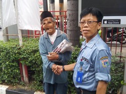 Kakek Penjual Koran Ditemui Dinsos DKI, Tolak Pindah ke Panti Jompo