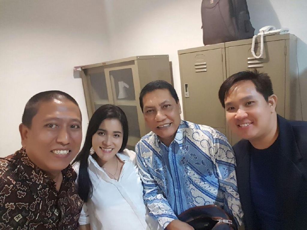 Sebelum Sidang, Jessica Santap Nasi Padang dan Dapat Pizza dari Pendukungnya Sebelum Sidang, Jessica Santap Nasi Padang dan Dapat Pizza dari Pendukungnya