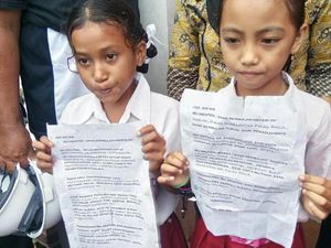 Kunjungi Pulau Rinca, Rini Disanjung Puisi oleh Murid SD