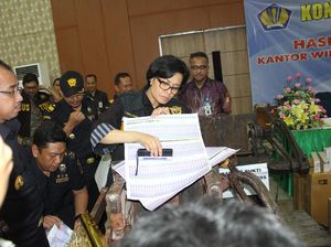 Ke Sidoarjo, Sri Mulyani Bongkar Pabrik Pita Cukai Palsu