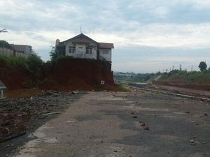 Ini Alasan Bangunan di Tengah Tol Cijago Belum Dibongkar