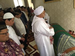 Sejumlah Jenderal Hadiri Pemakaman Jenazah Ayah Kapolri di Palembang