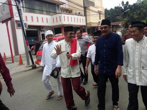 Sapa Warga di Pasar Rebo, Djarot: Ini Salat Jumat Saja Bukan Kampanye