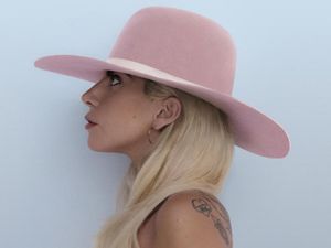 Topi Pink Favorit Lady Gaga Kini Bisa Kamu Beli Seharga Rp 8 Jutaan
