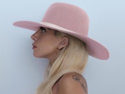 Topi Pink Favorit Lady Gaga Kini Bisa Kamu Beli Seharga Rp 8 Jutaan