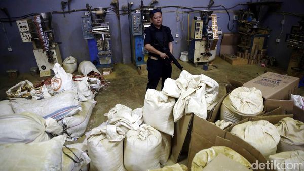 Polisi Bongkar Pabrik Obat dan Jamu Ilegal di Cakung