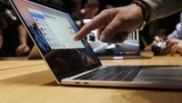 Cantiknya MacBook Pro + Touch Bar, Laptop Rp 23 Juta