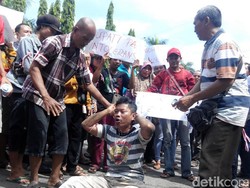 PKL di Ponorogo Turun ke Jalan Tolak Relokasi