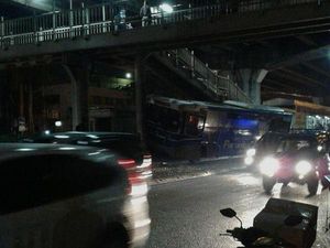 Bus Patas Tabrak Tiang di Rawamangun, Aktivitas TransJ Terganggu