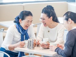 Di Kafe IKEA Shanghai, Para Lansia Kencan Buta Tanpa Membeli Makanan Apapun