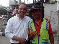 Momen Pertemuan Tak Sengaja Anies dan Teman Main Bola Semasa Kecilnya