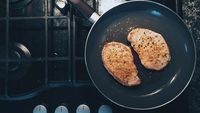 5 Tips Menggoreng Ikan agar Tidak Lengket di Wajan