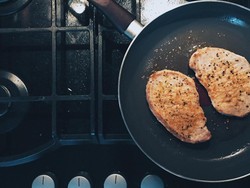 7 Kesalahan Ini Bikin Panci dan Wajan Anti Lengket Cepat Rusak