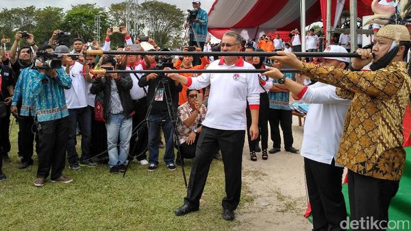 Ketika Menpora Menggunakan Senjata Khas Kalimantan