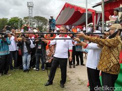 Ketika Menpora Menggunakan Senjata Khas Kalimantan
