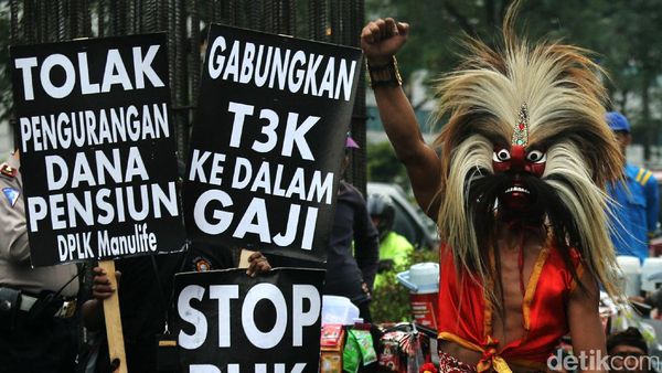 Karyawan Bank Danamon Tolak PHK Massal
