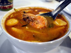 Phuket: Segar Pedas Tom Yam Goong dan Ayam Bungkus Pandan Khas Thailand