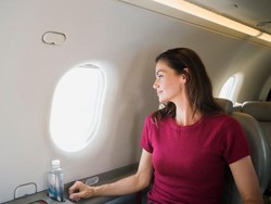 Pakai Makeup di Pesawat Ternyata Nggak Bagus Buat Kulit, Ini Alasannya