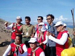 Pagi-pagi Rini Ajak Dirut BUMN Naik Bukit di Pulau Padar
