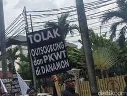 Karyawan Danamon Demo: Jangan Rampok Pesangon Kami!
