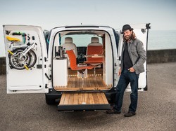 Mobil Nissan Ini Disulap Jadi Ruang Kantor yang Modern