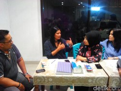 Sambil Makan Sate, Cawagub Sylvi Dicurhati Warga Soal Kali Krukut