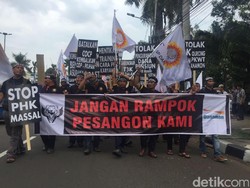 Karyawan Danamon Demo Jalan Kaki, Minta Sepultura