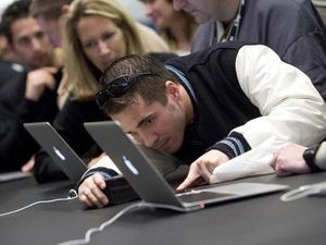 Serangan Hacker yang Bikin Pusing Pengguna Apple Serangan Hacker yang Bikin Pusing Pengguna Apple