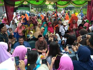 Hari Pertama Kampanye, Ahmad Dhani Sapa Warga di Pasar Cibitung