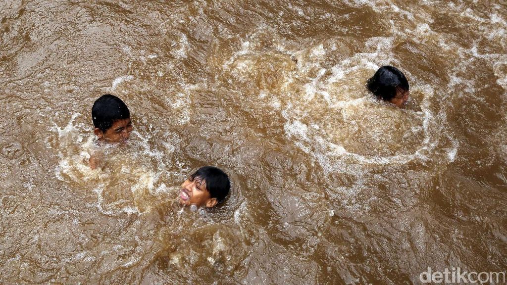 Anak-anak Berenang di Sungai Ciliwung Anak-anak Berenang di Sungai Ciliwung