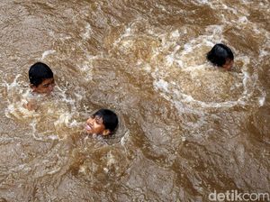 Anak-anak Berenang di Sungai Ciliwung