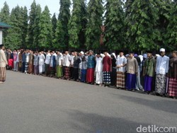 Jumat yang Berbeda di Purwakarta: PNS dan Siswa Kini Pakai Sarung