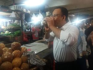 Blusukan di Pasar, Anies Dengarkan Curhat Pedagang Sambil Belanja Petai