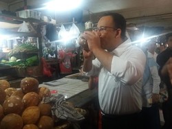 Blusukan di Pasar, Anies Dengarkan Curhat Pedagang Sambil Belanja Petai