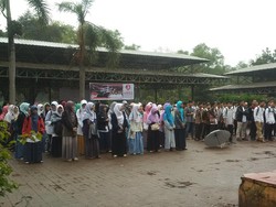 Tunggu Anies, Mahasiswa Ini Rela Hujan-hujanan 2 Jam Sambil Berdiri