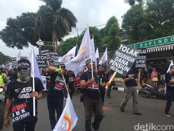 Seratusan Karyawan Danamon Demo