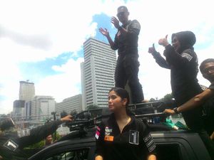 Agus Yudhoyono Gendong Anak Warga Hingga Joget Saat Pawai