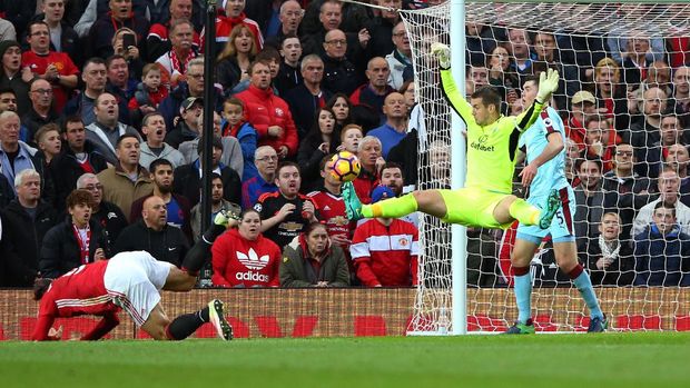 MANCHESTER, ENGLAND - OCTOBER 29: Thomas Heaton of Burnley (R) saves a shot during the Premier League match between Manchester United and Burnley at Old Trafford on October 29, 2016 in Manchester, England.  (Photo by Alex Livesey/Getty Images)