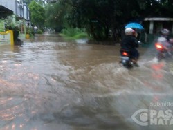 Diguyur Hujan Seharian, Perumahan Rawalumbu Bekasi Terendam 40 Cm